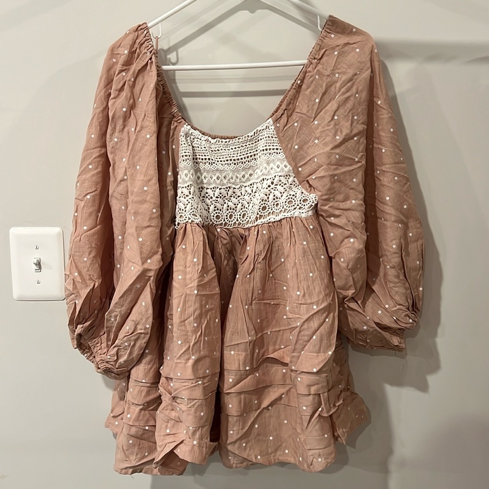 Davi & Dani size Medium beige and white blouse! Brand new with tags!